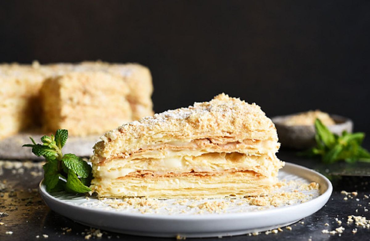 Торт Наполеон из слоеного теста с заварным кремом